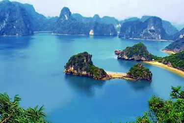 Limestone karst islands rising from emerald waters in Ha Long Bay, Vietnam, showcasing one of the country’s most iconic UNESCO-listed natural landscapes.