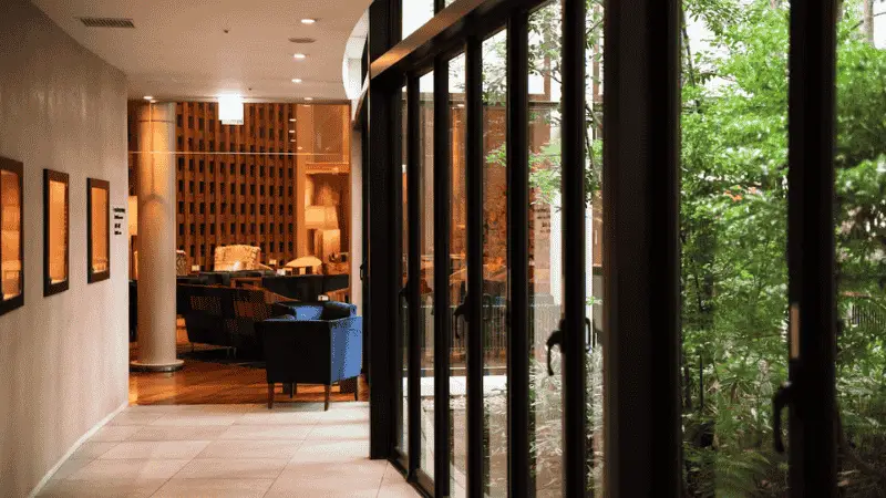 Japan-800x450px-Hakone-Hyatt-Regency-hallway