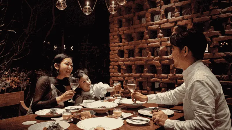 Japan-800x450px-Hakone-Hyatt-Regency-shared-family-dinner
