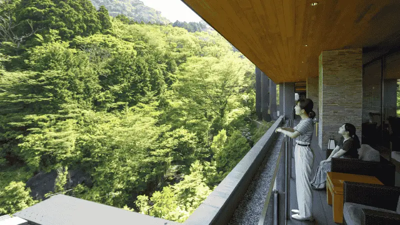 Japan-800x450px-Hakone-Kowakien-Ten-Yu-Balcony