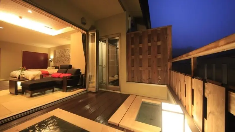 Japan-800x450px-Hakone-Tensui-Saryo-bedroom-and-outside