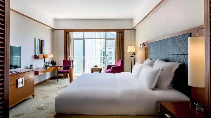 Deluxe room at Pullman Zhangjiajie, offering upscale accommodation in the Wulingyuan Scenic Area near Zhangjiajie National Forest Park.