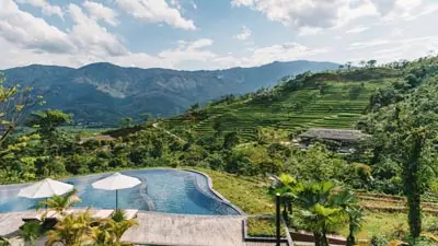 Infinity pool at Avana Retreat Mai Chau overlooking terraced mountains and lush valleys, offering a secluded luxury escape in Vietnam’s scenic highlands.