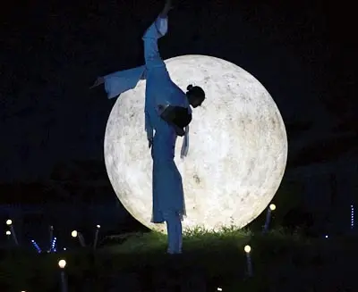 Acrobatic performers silhouetted against a glowing moon backdrop during the Teh Dar cultural show in Vietnam, celebrating the artistry and highland traditions of the country’s ethnic communities.