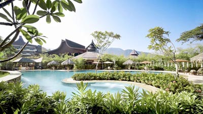 Expansive landscaped pool area at Shangri-La Rasa Sayang, blending luxury resort comfort with Penang’s natural coastal greenery