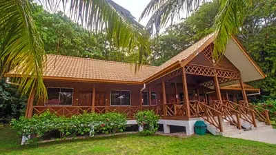 Selingand Turtle Island Lodge