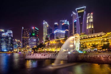 Merlion Park and Singapore skyline illuminated at night, featuring Marina Bay’s iconic waterfront and modern skyscrapers in Singapore.