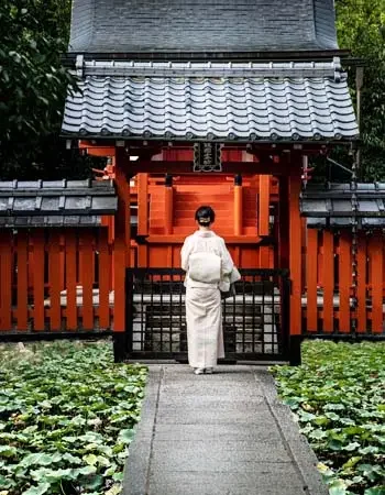 Japan_350-450_Kimono-Woman Traditional Shinto shrine entrance with a visitor dressed in kimono