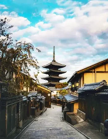 Japan_350-450_Kyoto_Alley Historic Kyoto street leading toward Yasaka Pagoda in the Higashiyama district