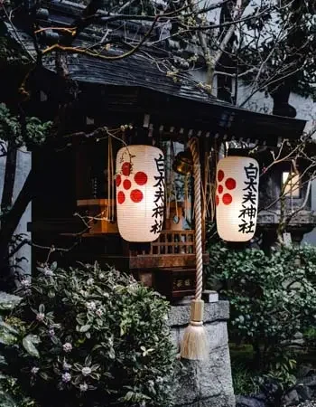 Japan_350-450_Lanterns1 Lantern-lit traditional house in Kyoto, Japan